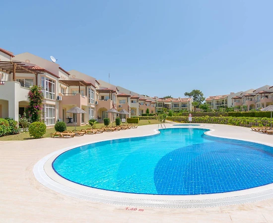 Didim Akbük'te Denize Sıfır Konumda, Konforlu, Bahçeli Yazlık - 1