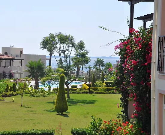 Didim Akbük'te Denize Sıfır, Konforlu, Ortak Havuzlu, Bahçeli Yazlık - 1