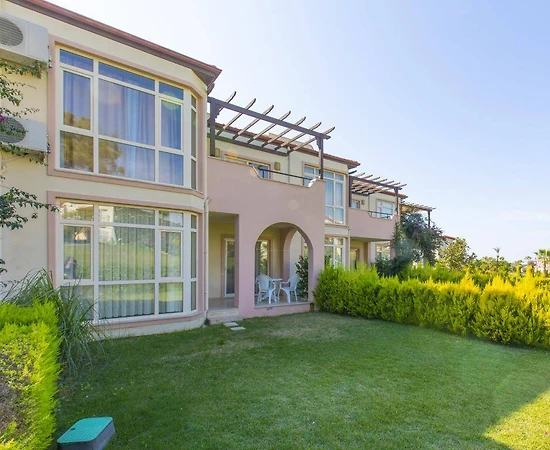 Didim Akbük'te Denize Sıfır Konumda, Ortak Havuzlu, Bahçeli Daire - 1