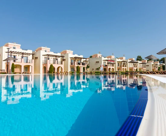 Didim Akbük'te Denize Sıfır, Ortak Havuzlu, Modern Tasarımlı Villa - 1