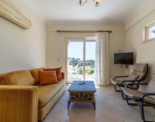 Didim Akbük'te Denize Sıfır, Ortak Havuzlu, Modern Tasarımlı Villa - 4