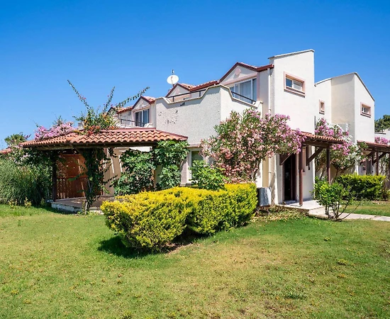 Didim Akbük'te Denize Sıfır, Özel Plajlı, 3+1 Kiralık Villa - 1