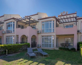 Didim Akbük'te Plajlı Tesis İçerisinde, Ortak Havuzlu, Bahçeli Daire - 1