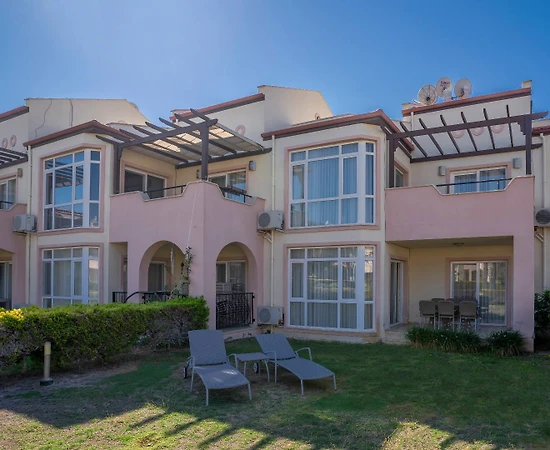 Didim Akbük'te Plajlı Tesis İçerisinde, Ortak Havuzlu, Bahçeli Daire - 1