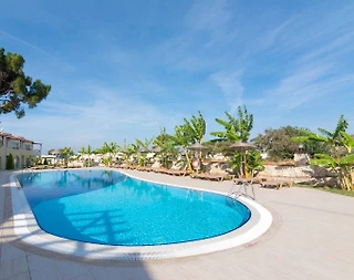 Didim Akbük'te Plajlı Tesis İçerisinde, Ortak Havuzlu, Bahçeli Daire - 2