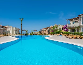 Didim Akbük'te Plajlı Tesis İçerisinde, Ortak Havuzlu, Bahçeli Daire - 3