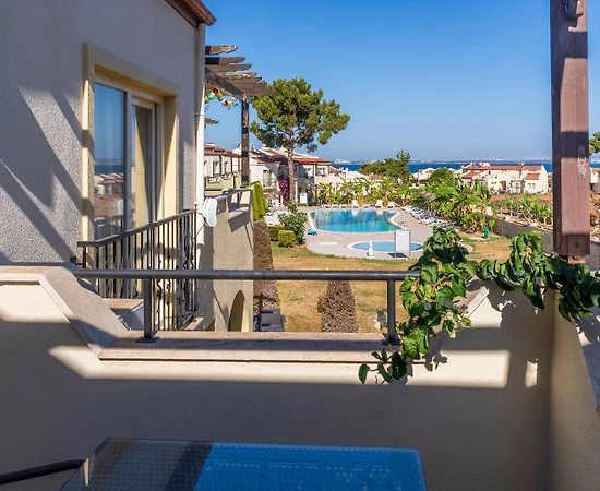 Didim Akbük'te Tesis İçerisinde, Denize Sıfır, Havuzlu, Tatil Evi - 1