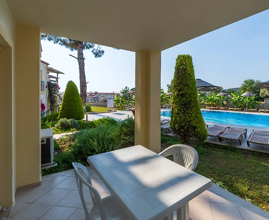 Didim Akbük'te Tesis İçerisinde, Denize Sıfır, Ortak Havuzlu Suit - 1