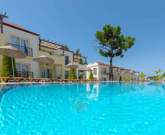 Didim Akbük'te Tesis İçerisinde, Denize Sıfır, Havuzlu, Tatil Evi - 1