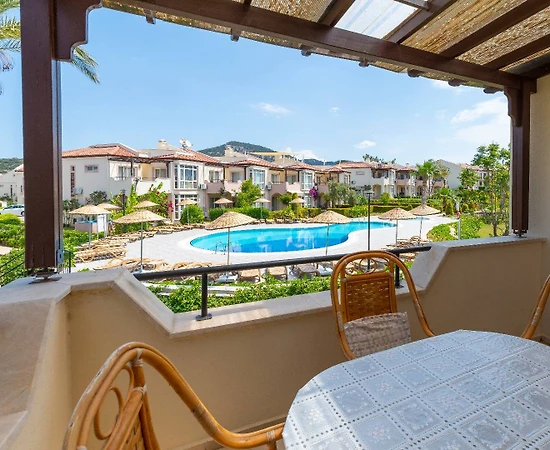 Didim Akbük'te Tesis İçerisinde, Denize Sıfır, Havuzlu, Tatil Evi - 1