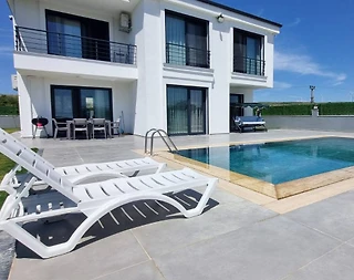 Didim Yeniköy'de Sakin Konumda, Özel Havuzlu, 10 Kişilik Villa - 1