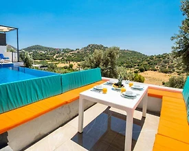 Kaş Bezirgan'da Çekirdek Ailelere Uygun, Isıtmalı Havuzlu, Kiralık Villa - 2