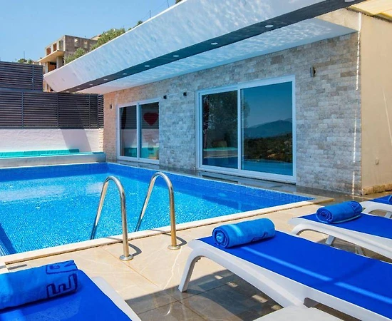 Kaş Bezirgan'da Çekirdek Ailelere Uygun, Isıtmalı Havuzlu, Kiralık Villa - 1