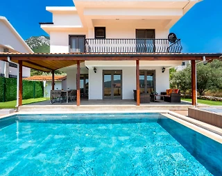 Fethiye Yeşilüzümlü'de Sakin Konumda, Özel Havuzlu, Kiralık Villa - 1