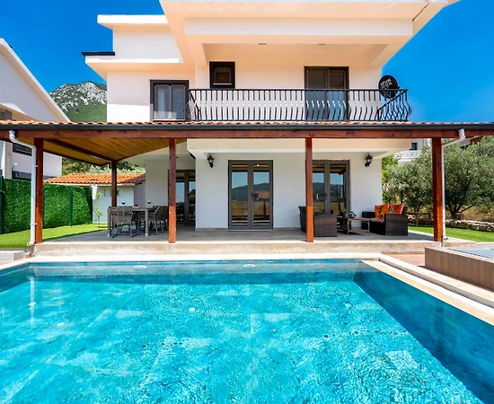 Fethiye Yeşilüzümlü'de Sakin Konumda, Özel Havuzlu, Kiralık Villa - 1