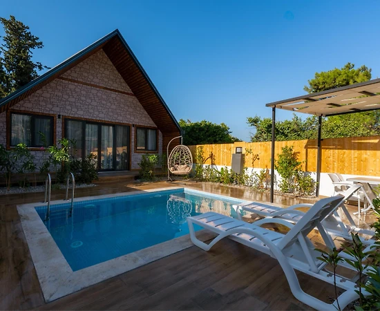 Antalya Konyaaltı'nda Çekirdek Ailelere Uygun, Özel Havuzlu, Korunaklı Villa - 1