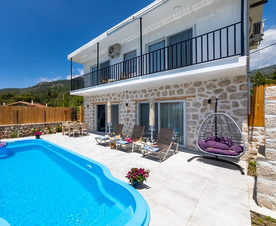 Kaş İslamlar'da Sakin Konumda, Özel Havuzlu, Kiralık Villa - 1
