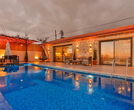 Kaş Üzümlü'de Sakin Konumda, Özel Havuzlu, Jakuzili Villa - 1