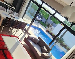 Kocaeli Kandıra'da Geniş Bahçeli, Isıtmalı Özel Havuzlu, Şık Villa - 5