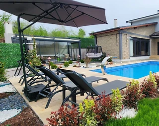 Kocaeli Kandıra'da Geniş Bahçeli, Isıtmalı Özel Havuzlu, Şık Villa - 1