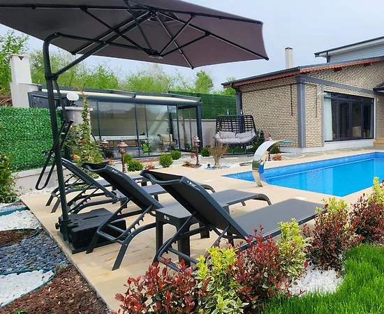 Kocaeli Kandıra'da Geniş Bahçeli, Isıtmalı Özel Havuzlu, Kiralık Villa - 1