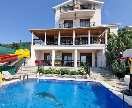 Bursa Gemlik'te Göz Alıcı Manzaralı, Özel Havuzlu, Olanaklı Villa - 1