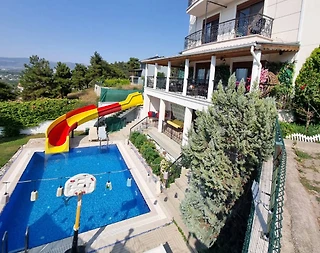 Bursa Gemlik'te Göz Alıcı Manzaralı, Özel Havuzlu, Olanaklı Villa - 2
