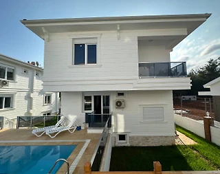 Antalya Döşemaltı'nda Sakin Konumda, Ortak Havuzlu, Kiralık Villa - 2
