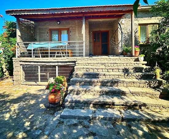 Çanakkale Ayvaçık'ta Bahçeli, 2+1, Konforlu Tatil Evi - 1