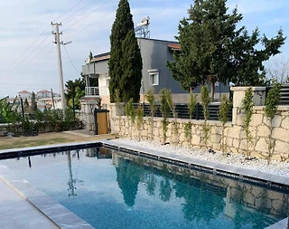 İzmir Çeşme'de Merkezi Konumda, Özel Havuzlu, 3+1 Modern Kiralık Villa - 1