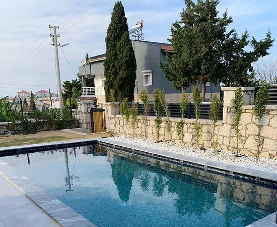 İzmir Çeşme'de Merkezi Konumda, Özel Havuzlu, 3+1 Modern Kiralık Villa - 1