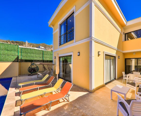 Kaş İslamlar'da Kalabalık Ailelere Uygun, Isıtmalı Havuzlu, Kiralık Villa - 1