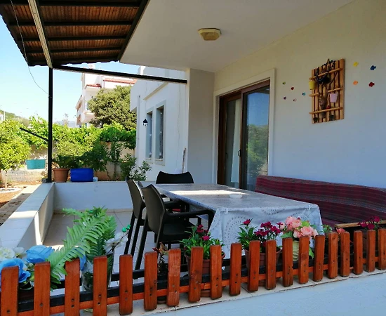 Antalya Kaş'ta Merkezi Konumda, Bahçeli, Konforlu Suit - 1