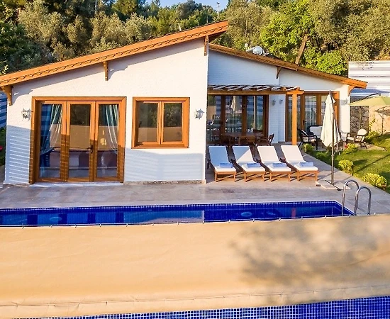 Kaş İslamlar'da Sakin Konumda, Korunaklı, Jakuzili, Kiralık Villa - 1