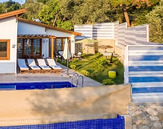 Kaş İslamlar'da Sakin Konumda, Korunaklı, Jakuzili, Kiralık Villa - 1