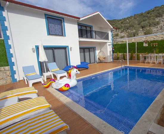 Kaş Bezirgan'da Geniş Ailelere Uygun, Özel Havuzlu, Kiralık Villa - 1