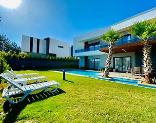 Kuşadası'nda Tam Korunaklı, Özel Havuzlu, 4+1, Kiralık Lüks Villa - 3