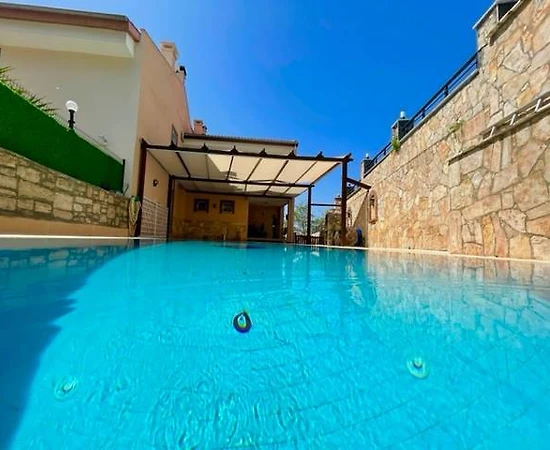 Aydın Kuşadası'nda Plaja Yakın Konumda, Özel Havuzlu, Kiralık Villa - 1