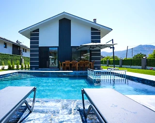 Ortaca Dalyan'da Geniş Bahçeli, Özel Havuzlu, Kiralık Şık Villa - 1