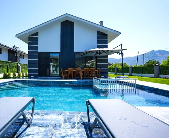 Ortaca Dalyan'da Geniş Bahçeli, Özel Havuzlu, Kiralık Villa - 1