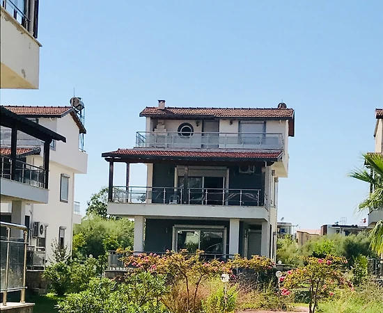 Kuşadası Güzelçamlı'da Ortak Havuzlu, Denize Yakın, Kiralık Villa - 1