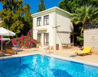 Kaş Kalkan'da Merkezi Konumda, Ortak Havuzlu, Modern Villa - 1