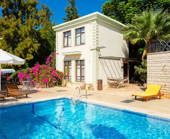 Kaş Kalkan'da Merkezi Konumda, Ortak Havuzlu, Modern Villa - 1