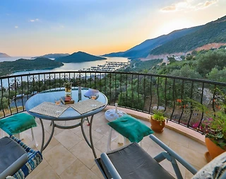 Kaş Andifli'de Göz Alıcı Deniz Manzaralı, Ortak Havuzlu, Kiralık Suit - 2