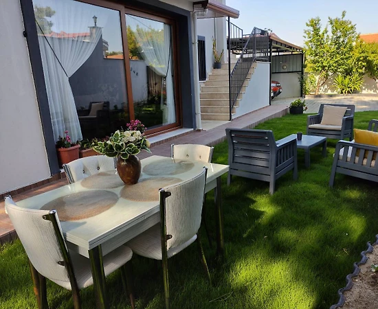 Kuşadasında Bahçeli, Şık Bahçe Katı Ev - 1