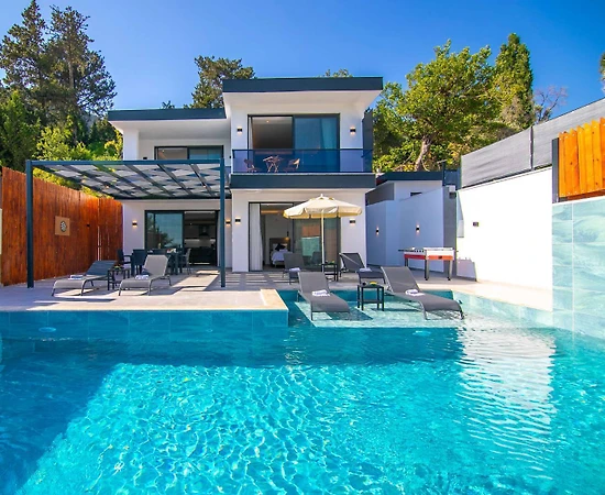 Kaş İslamlar'da Modern Tasarımlı, Özel Havuzlu, 3+1 Şık Villa - 1
