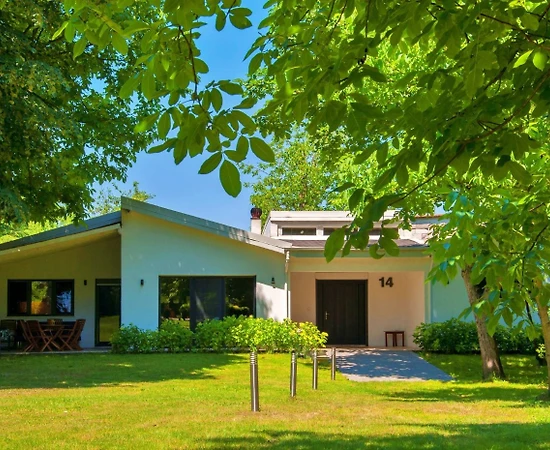 Sapanca Kırkpınar'da Dağ Manzaralı, Ortak Havuzlu, Şirin Villa - 1