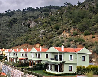 Balıkesir Edremit'te Deniz Manzaralı, Geniş Bahçeli, Kiralık Villa - 1