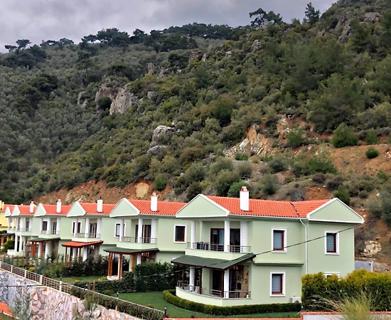 Balıkesir Edremit'te Deniz Manzaralı, Geniş Bahçeli, Kiralık Villa - 1