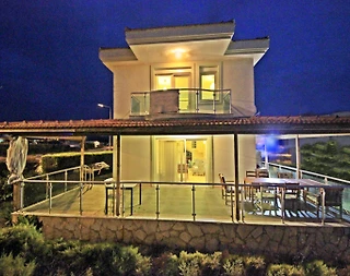İzmir Çeşme'de Geniş Ailelere Uygun, Ortak Havuzlu, Modern Villa - 2
